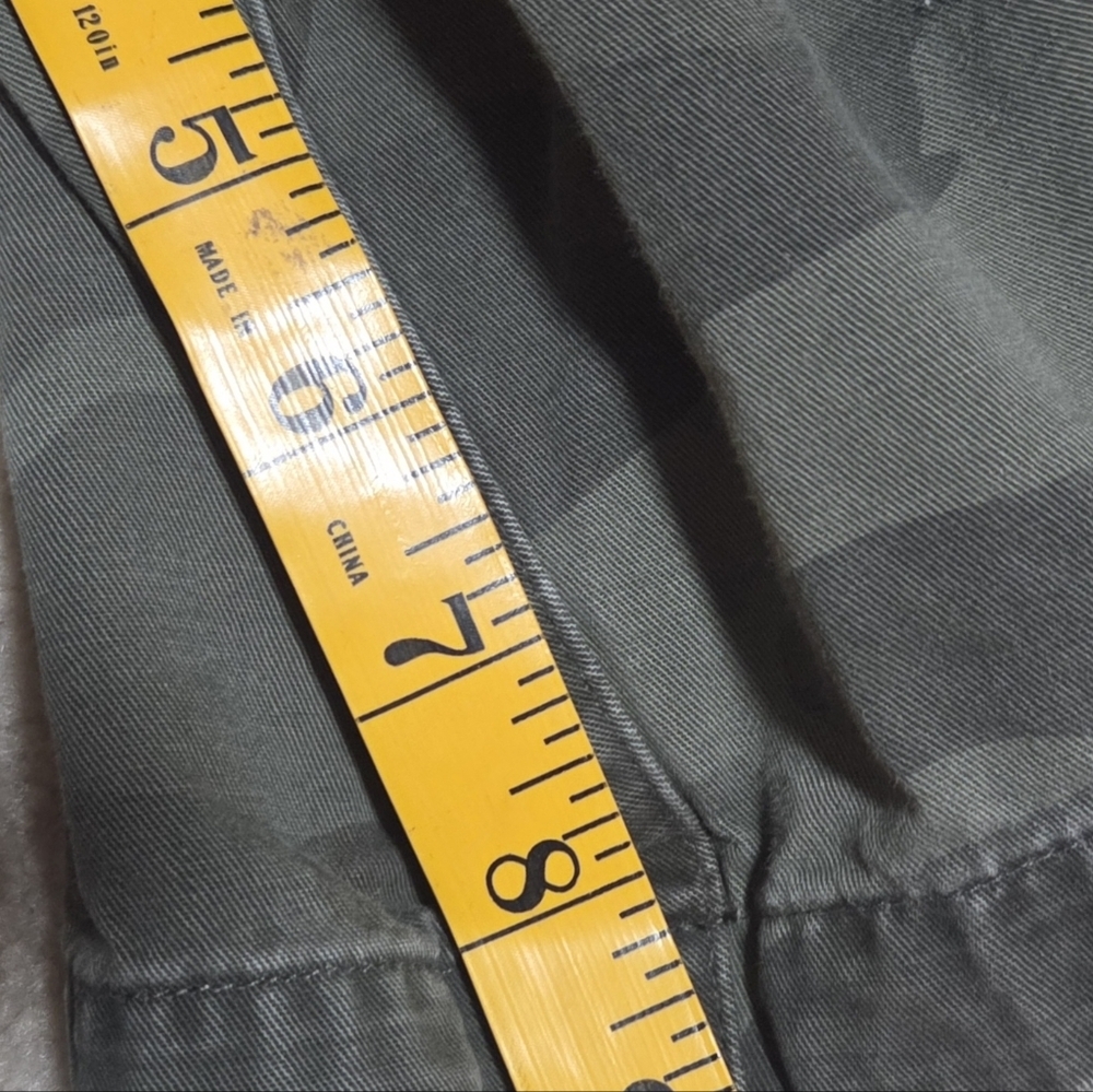 Vintage Y2K Abercrombie & Fitch Button Fly Distressed Camo Cargo Shorts Size 32 - Picture 12 of 12